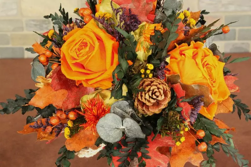 Bouquet kot darilo za poročne novice (113 fotografij): Kaj cvetje dajejo mladim od staršev in gostov? 7987_34