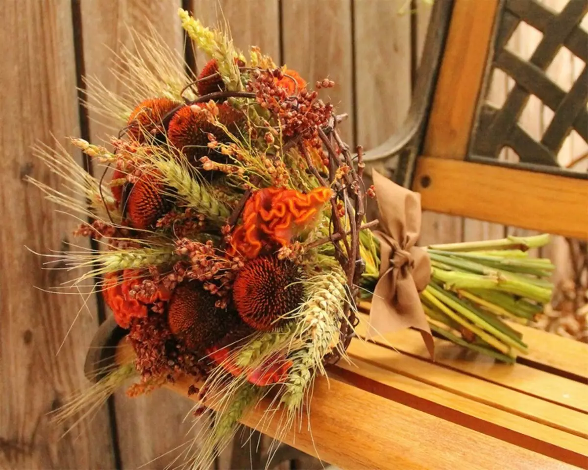 Bouquet sebagai hadiah untuk pernikahan Newlyweds (113 foto): Bunga apa yang memberi anak muda dari orang tua dan tamu? 7987_35