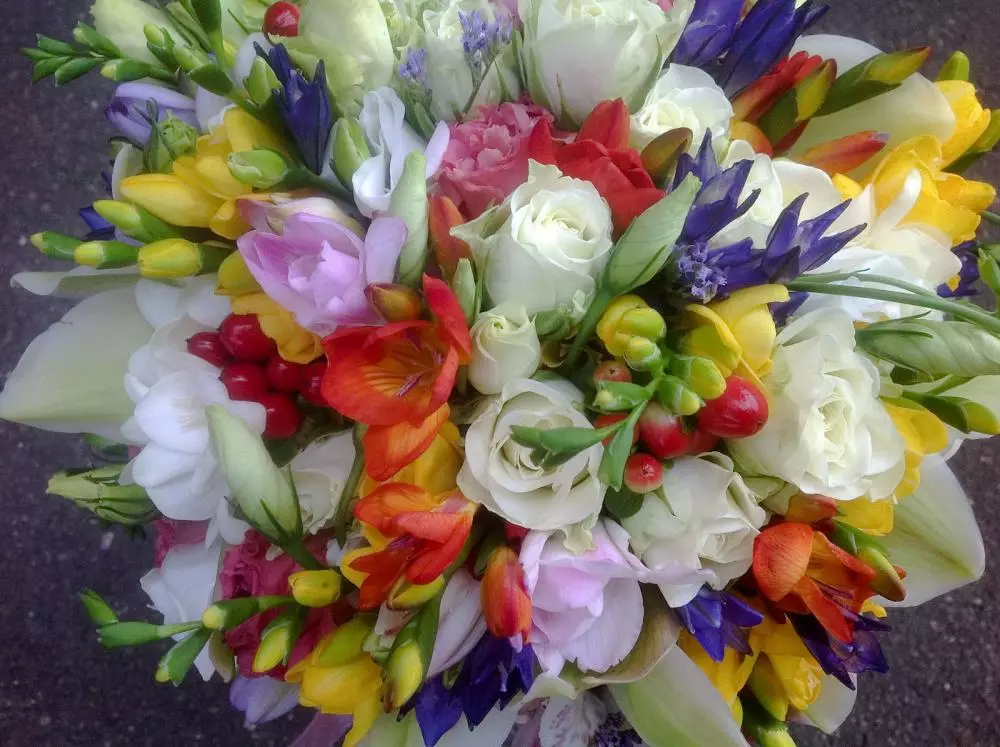Bouquet kot darilo za poročne novice (113 fotografij): Kaj cvetje dajejo mladim od staršev in gostov? 7987_37