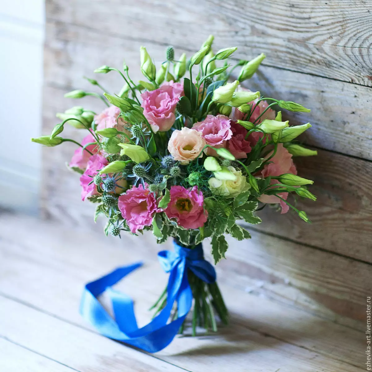 Bir düğün yeni evliler için bir hediye olarak bir buket (113 fotoğraf): Hangi çiçeklere ebeveynlerden ve misafirlerden gençler? 7987_4