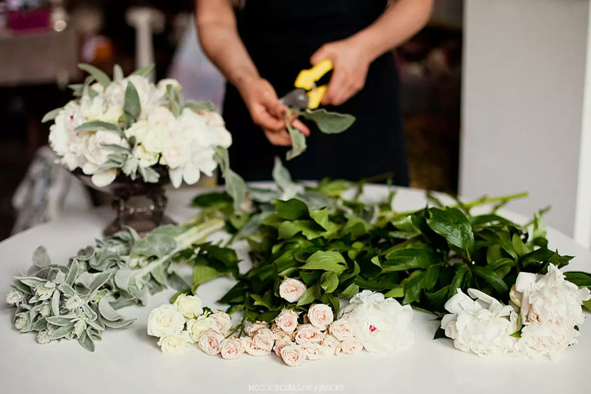 Bouquet kā dāvana kāzu jaunlaulātajiem (113 fotogrāfijas): kādi ziedi dod jauniem vecākiem un viesiem? 7987_40