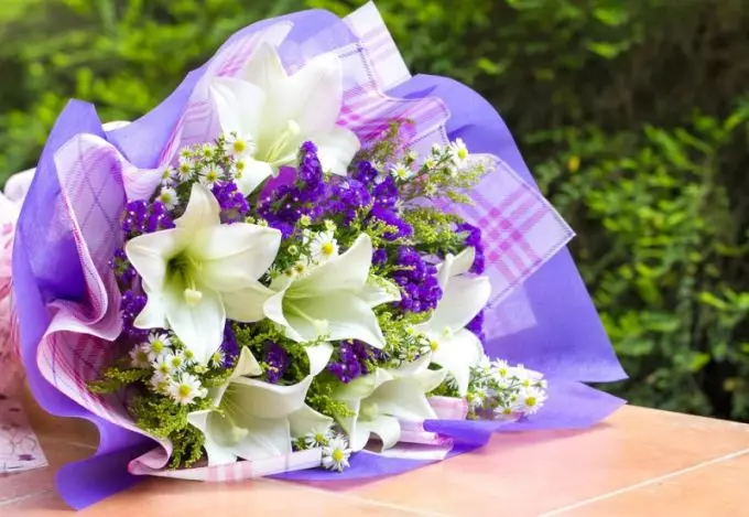 Bouquet sebagai hadiah untuk pernikahan Newlyweds (113 foto): Bunga apa yang memberi anak muda dari orang tua dan tamu? 7987_41