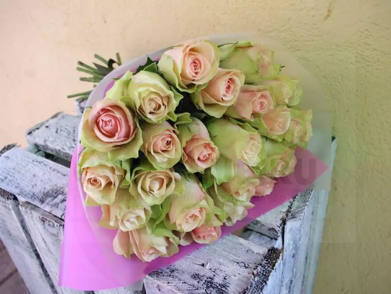 En bukett som en present till ett bröllops nygifta (113 bilder): Vilka blommor ger unga från föräldrar och gäster? 7987_44