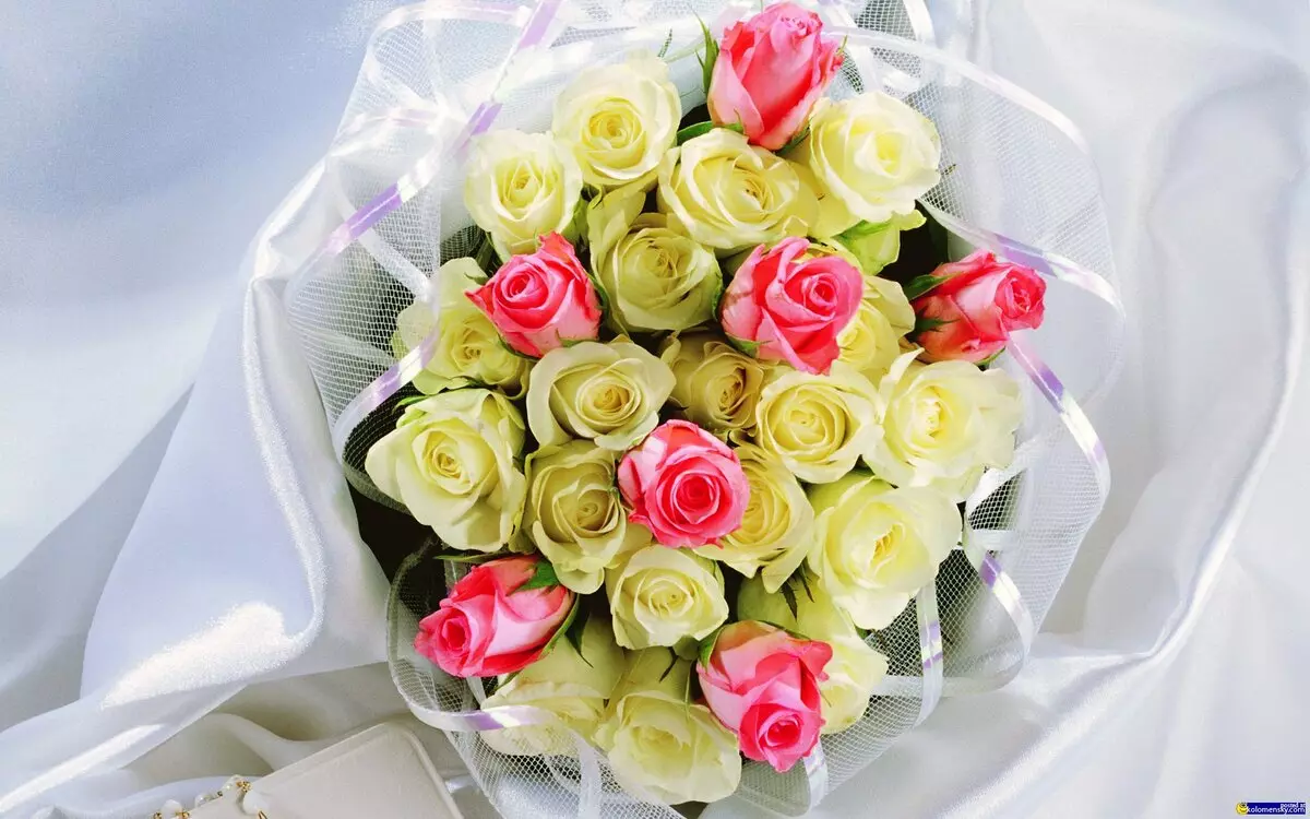 Ein Blumenstrauß als Geschenk für eine Hochzeitsbriefwedel (113 Fotos): Welche Blumen geben jung von Eltern und Gästen? 7987_46