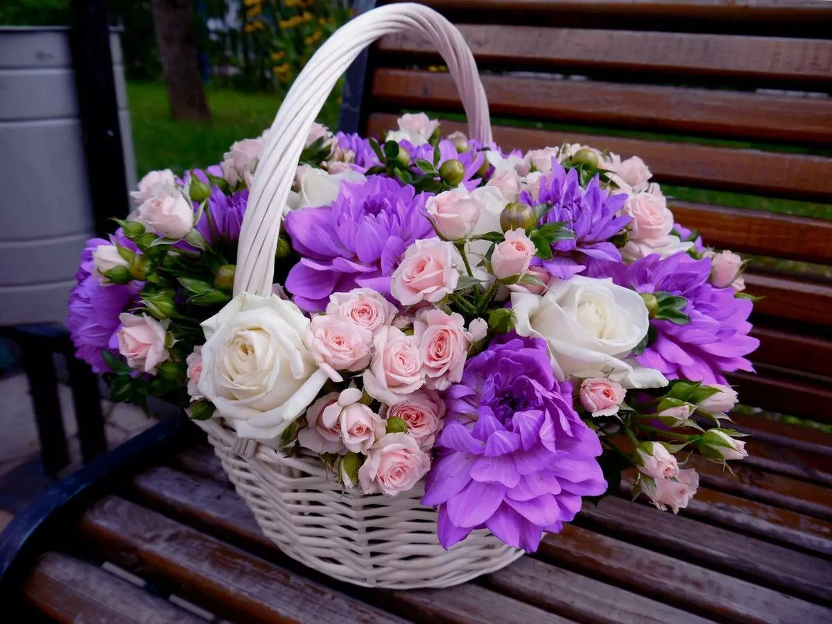 Kytice jako dárek pro svatební novomanžele (113 fotografií): Jaké květiny dávají mladí od rodičů a hostů? 7987_5
