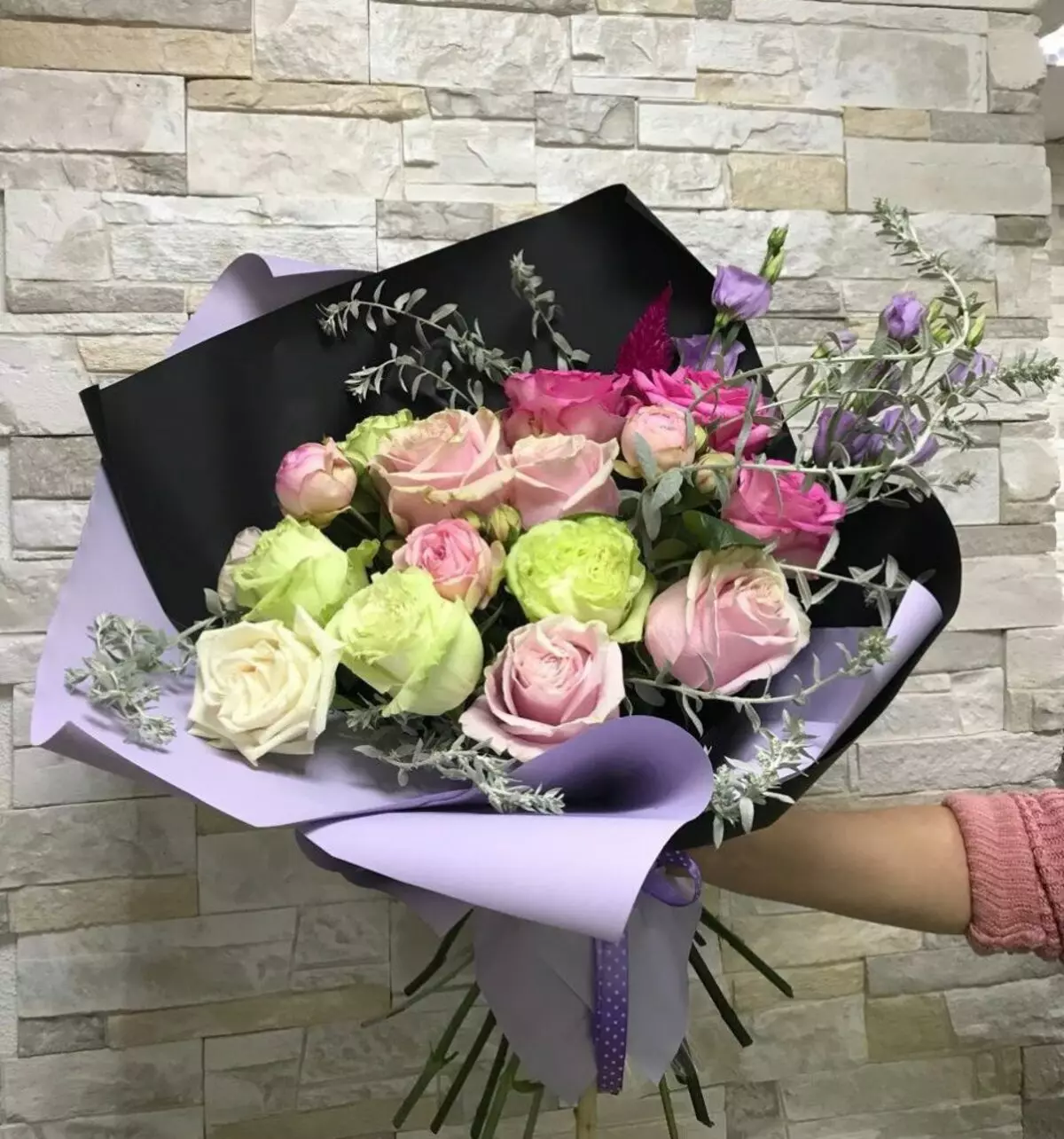 Usa ka bouquet ingon usa ka regalo alang sa usa ka bag-ong bag-ong kasal (113 Mga Litrato): Unsa nga mga bulak ang naghatag mga anak gikan sa mga ginikanan ug mga bisita? 7987_51