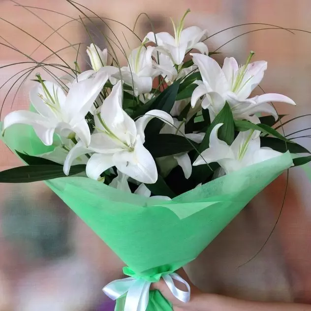 Bouquet kot darilo za poročne novice (113 fotografij): Kaj cvetje dajejo mladim od staršev in gostov? 7987_55