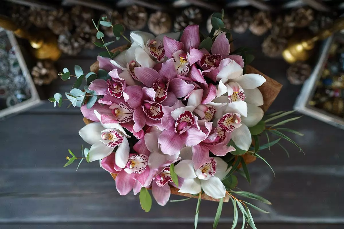 En bukett som gave til et bryllup Newlyweds (113 bilder): Hvilke blomster gir ung fra foreldre og gjester? 7987_58