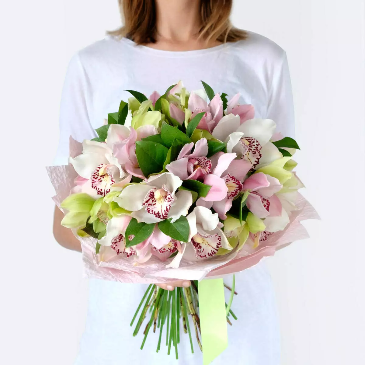 Bouquet sebagai hadiah untuk pernikahan Newlyweds (113 foto): Bunga apa yang memberi anak muda dari orang tua dan tamu? 7987_59