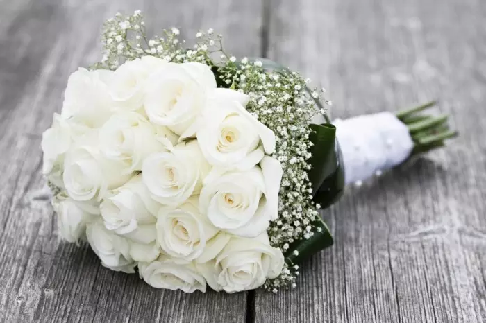 Bir düğün yeni evliler için bir hediye olarak bir buket (113 fotoğraf): Hangi çiçeklere ebeveynlerden ve misafirlerden gençler? 7987_6