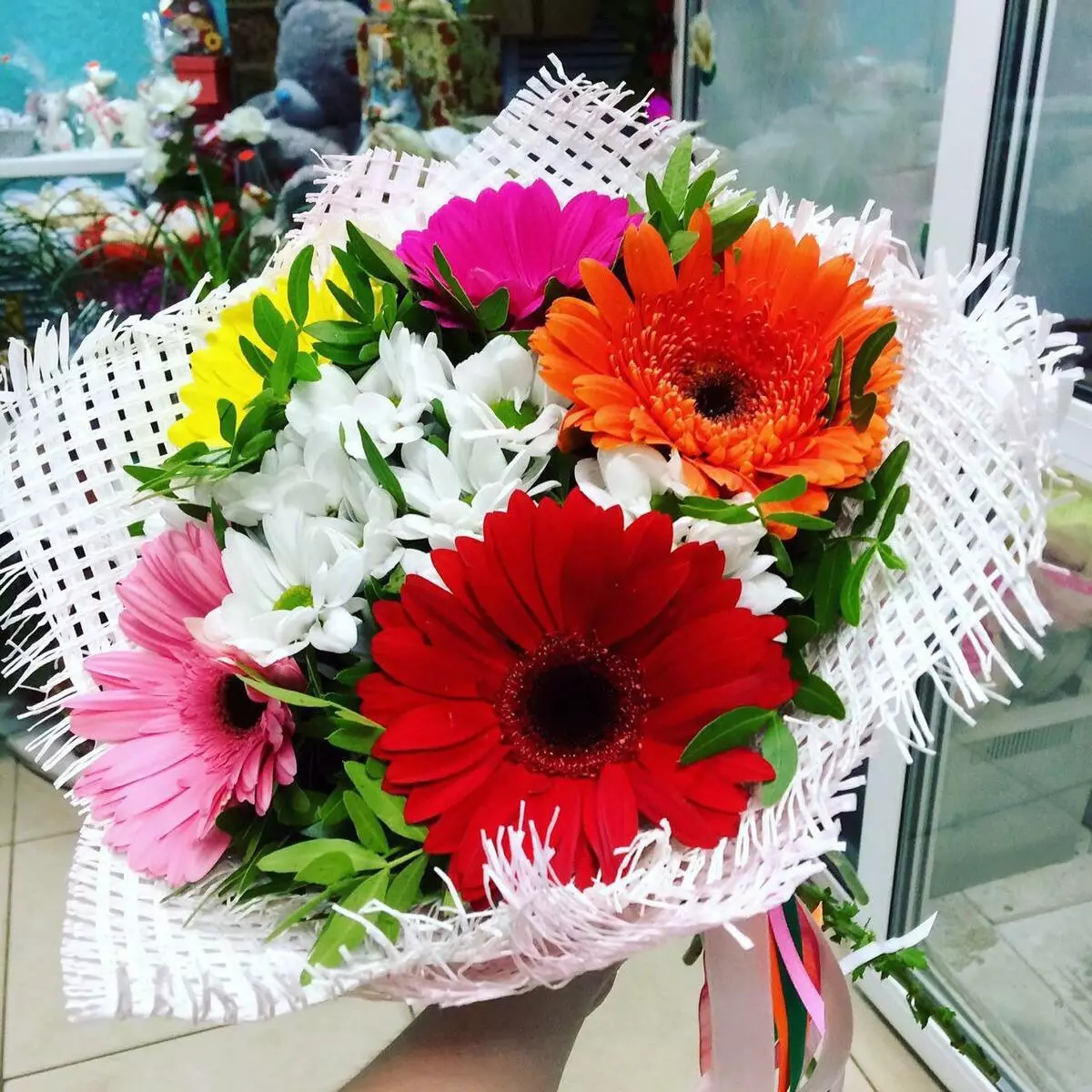 Bouquet sebagai hadiah untuk pernikahan Newlyweds (113 foto): Bunga apa yang memberi anak muda dari orang tua dan tamu? 7987_60