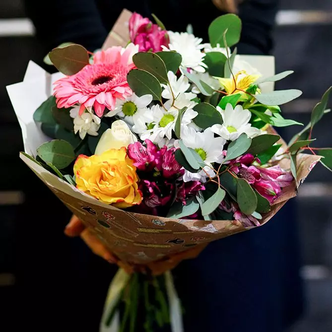 Bouquet kot darilo za poročne novice (113 fotografij): Kaj cvetje dajejo mladim od staršev in gostov? 7987_65
