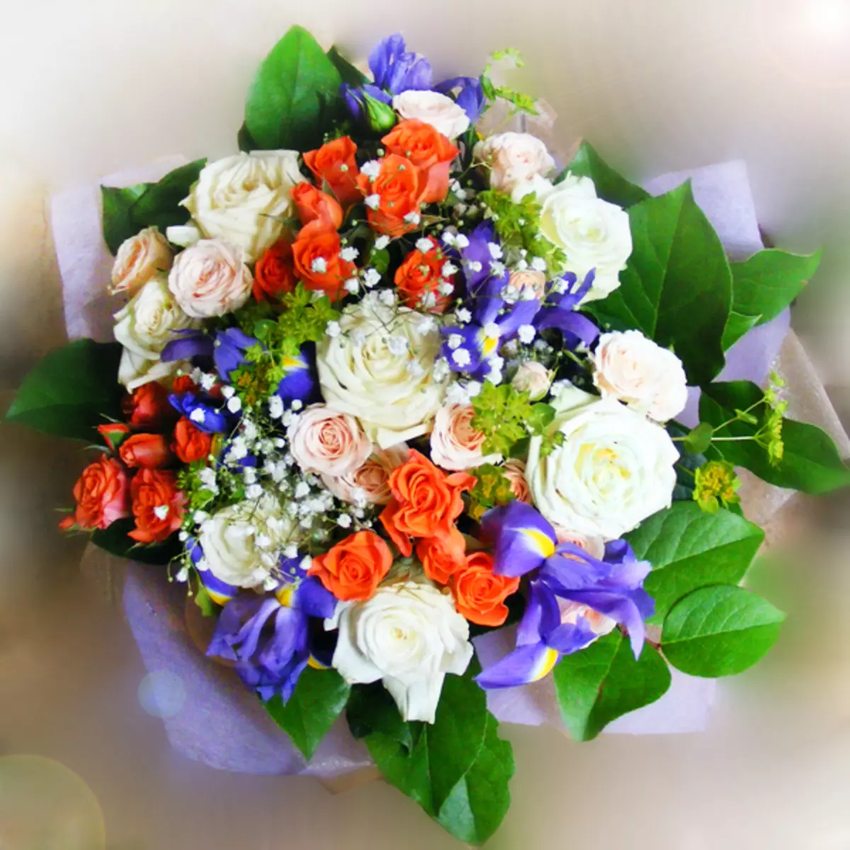Ein Blumenstrauß als Geschenk für eine Hochzeitsbriefwedel (113 Fotos): Welche Blumen geben jung von Eltern und Gästen? 7987_66