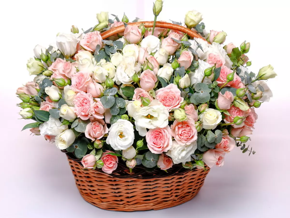 Bouquet sebagai hadiah untuk pernikahan Newlyweds (113 foto): Bunga apa yang memberi anak muda dari orang tua dan tamu? 7987_69