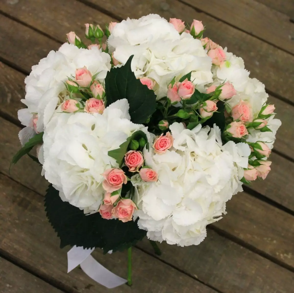 Kytice jako dárek pro svatební novomanžele (113 fotografií): Jaké květiny dávají mladí od rodičů a hostů? 7987_70