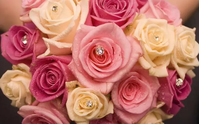 Bouquet kot darilo za poročne novice (113 fotografij): Kaj cvetje dajejo mladim od staršev in gostov? 7987_75