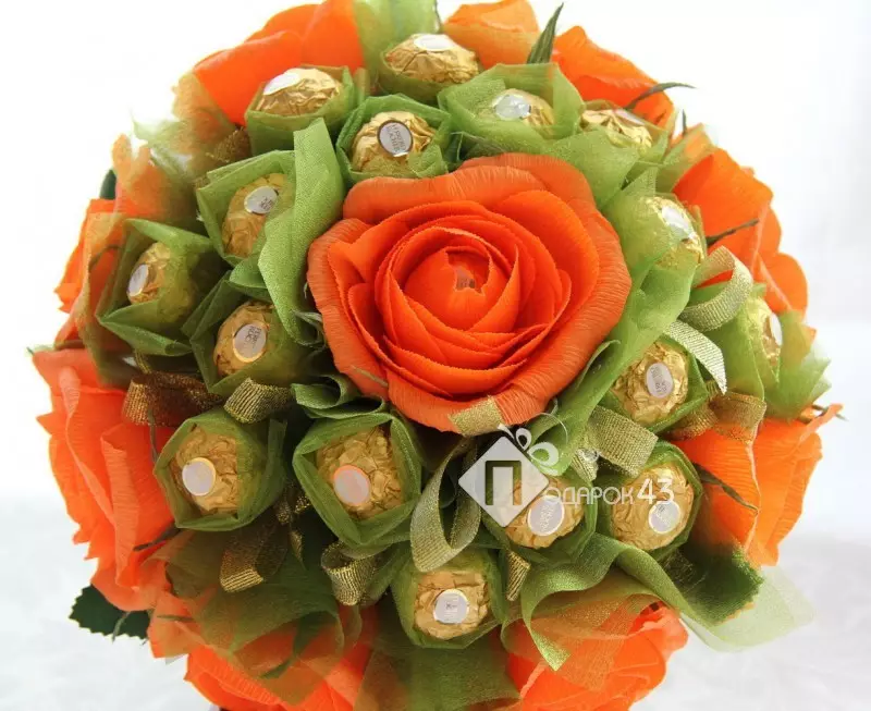 Bouquet kot darilo za poročne novice (113 fotografij): Kaj cvetje dajejo mladim od staršev in gostov? 7987_79