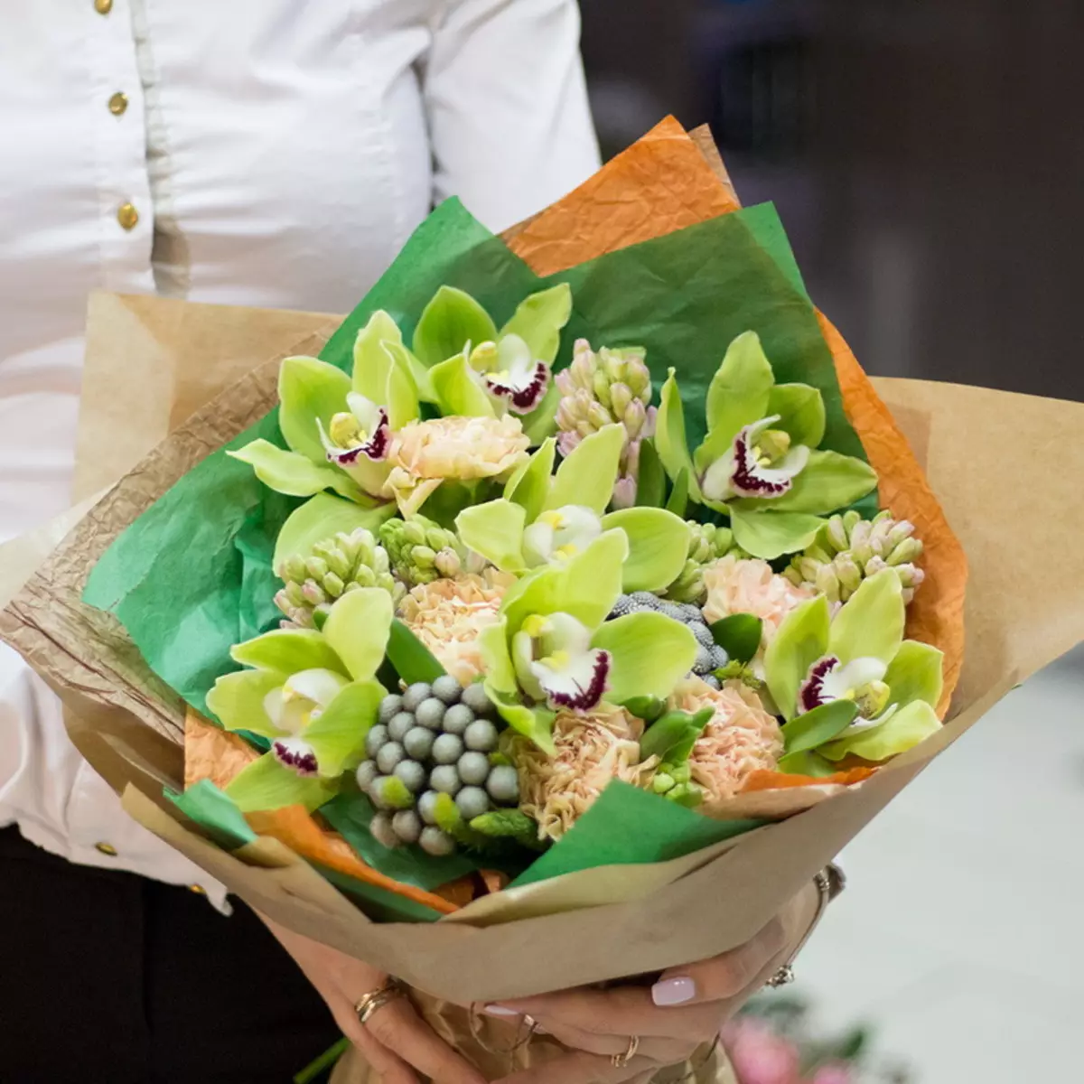 Bouquet sebagai hadiah untuk pernikahan Newlyweds (113 foto): Bunga apa yang memberi anak muda dari orang tua dan tamu? 7987_8