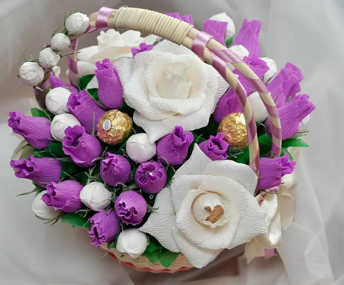 Bouquet sebagai hadiah untuk pernikahan Newlyweds (113 foto): Bunga apa yang memberi anak muda dari orang tua dan tamu? 7987_80
