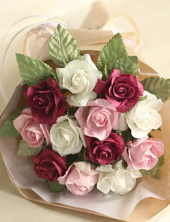 Ein Blumenstrauß als Geschenk für eine Hochzeitsbriefwedel (113 Fotos): Welche Blumen geben jung von Eltern und Gästen? 7987_9
