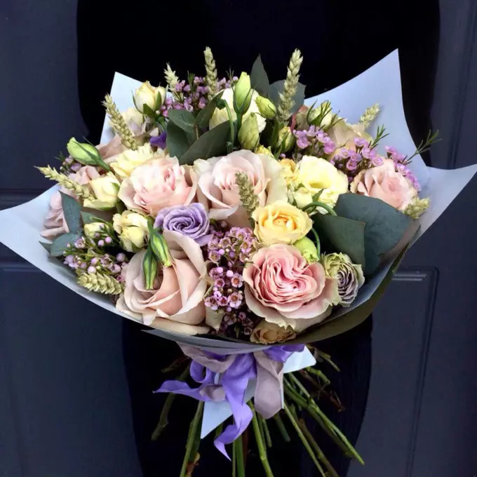 Un buchet ca cadou pentru o nunta nou-vieweds (113 fotografii): Ce flori dau tineri de la parintii si oaspetii? 7987_90