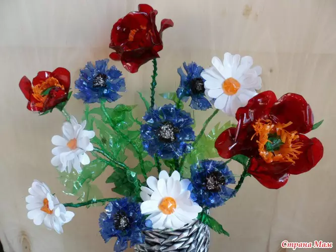 Bouquet sebagai hadiah untuk pernikahan Newlyweds (113 foto): Bunga apa yang memberi anak muda dari orang tua dan tamu? 7987_95