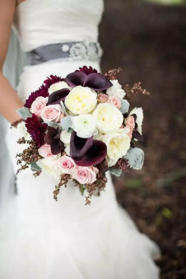 Marsala Color Bouquet voor bruid (62 foto's): Marsala Color Wedding Compositions in gecombineerd wit 7990_13