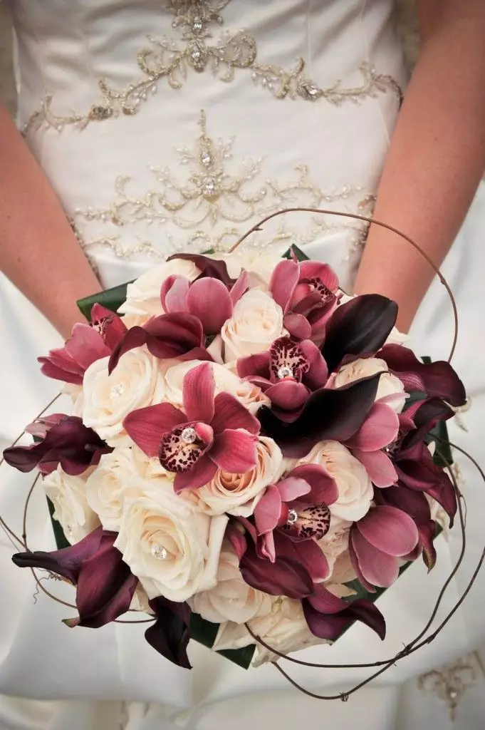 Marsala Color Bouquet para novia (62 fotos): Marsala Color Composiciones de boda en blanco combinado 7990_17