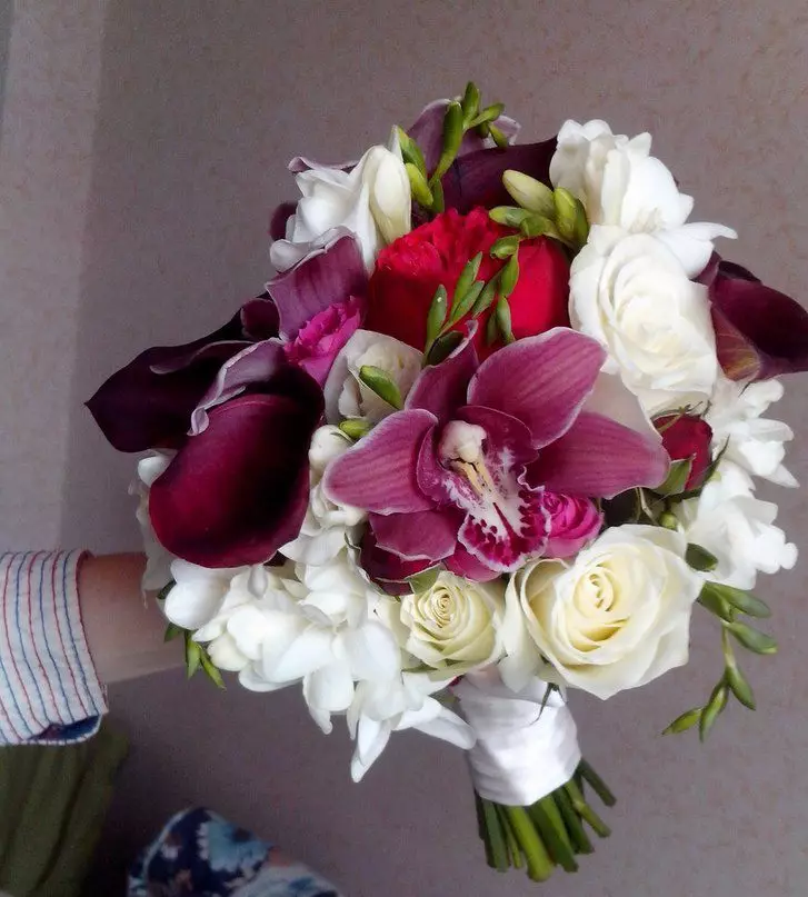 Marsala Color Bouquet voor bruid (62 foto's): Marsala Color Wedding Compositions in gecombineerd wit 7990_18