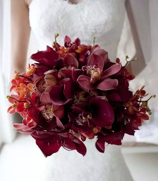 Marsala Color Bouquet para novia (62 fotos): Marsala Color Composiciones de boda en blanco combinado 7990_19