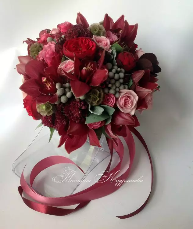Marsala Color Bouquet para novia (62 fotos): Marsala Color Composiciones de boda en blanco combinado 7990_21