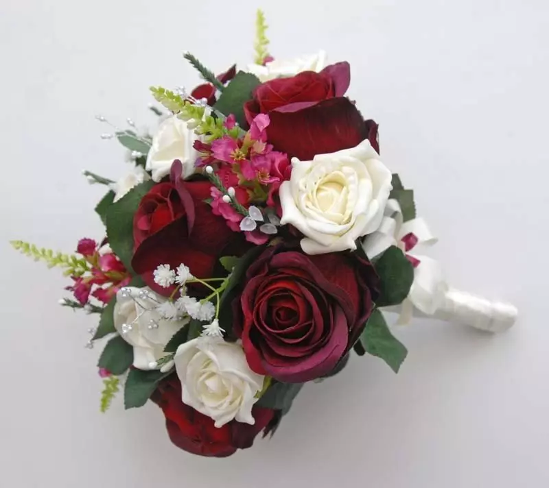 Marsala Color Bouquet para novia (62 fotos): Marsala Color Composiciones de boda en blanco combinado 7990_25