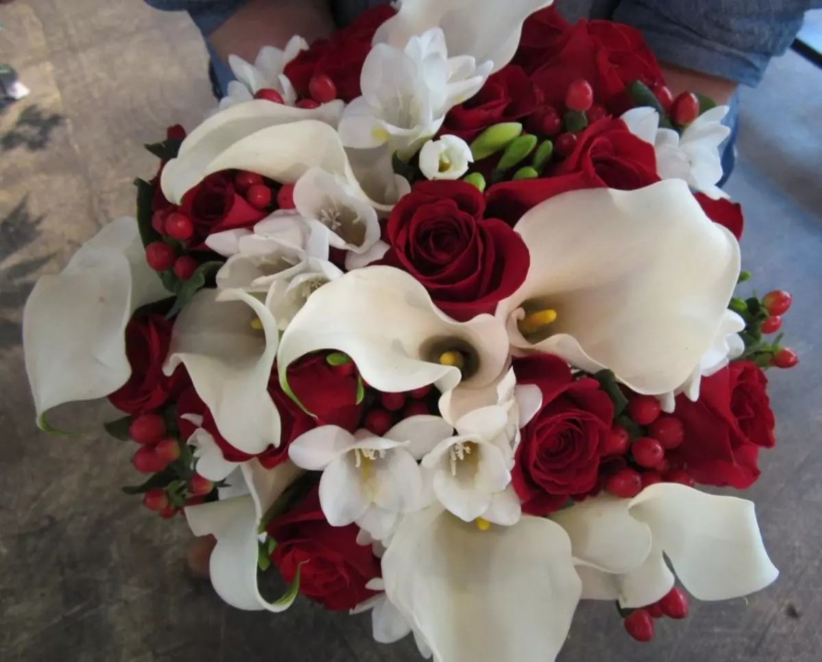 Marsala Color Bouquet voor bruid (62 foto's): Marsala Color Wedding Compositions in gecombineerd wit 7990_26