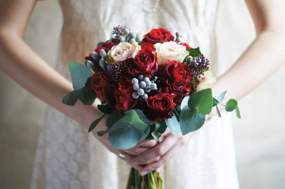 Marsala Color Bouquet voor bruid (62 foto's): Marsala Color Wedding Compositions in gecombineerd wit 7990_27