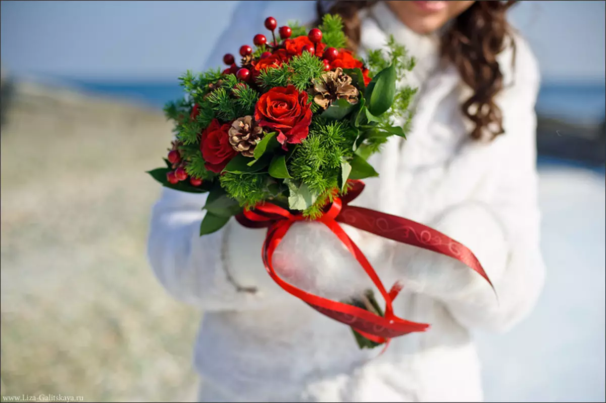 Marsala Color Bouquet voor bruid (62 foto's): Marsala Color Wedding Compositions in gecombineerd wit 7990_34