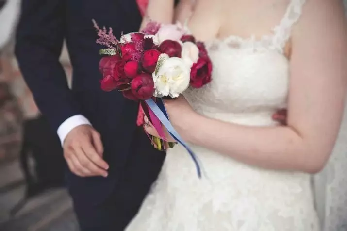 Marsala Color Bouquet para novia (62 fotos): Marsala Color Composiciones de boda en blanco combinado 7990_38