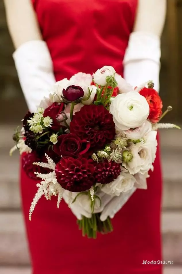 Marsala Color Bouquet para novia (62 fotos): Marsala Color Composiciones de boda en blanco combinado 7990_4