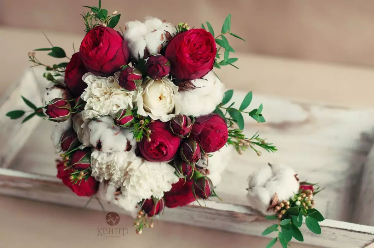 Marsala Color Bouquet para novia (62 fotos): Marsala Color Composiciones de boda en blanco combinado 7990_40