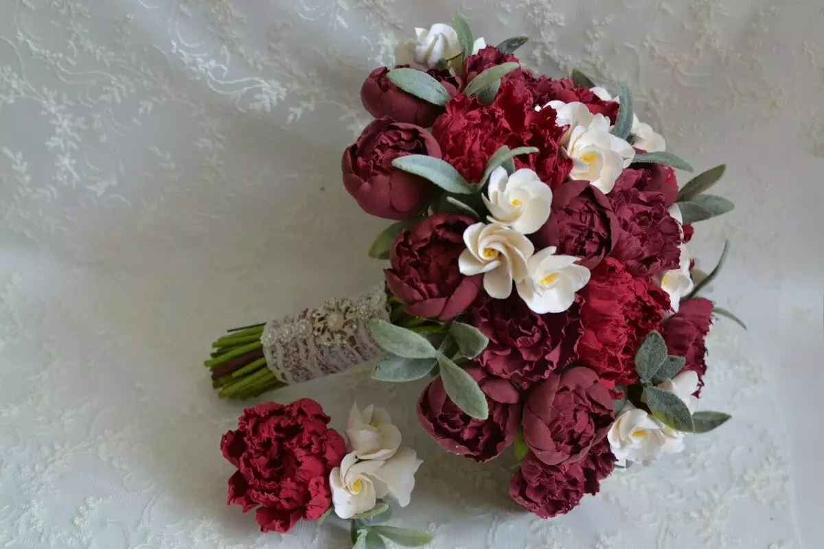 Marsala Color Bouquet para novia (62 fotos): Marsala Color Composiciones de boda en blanco combinado 7990_41