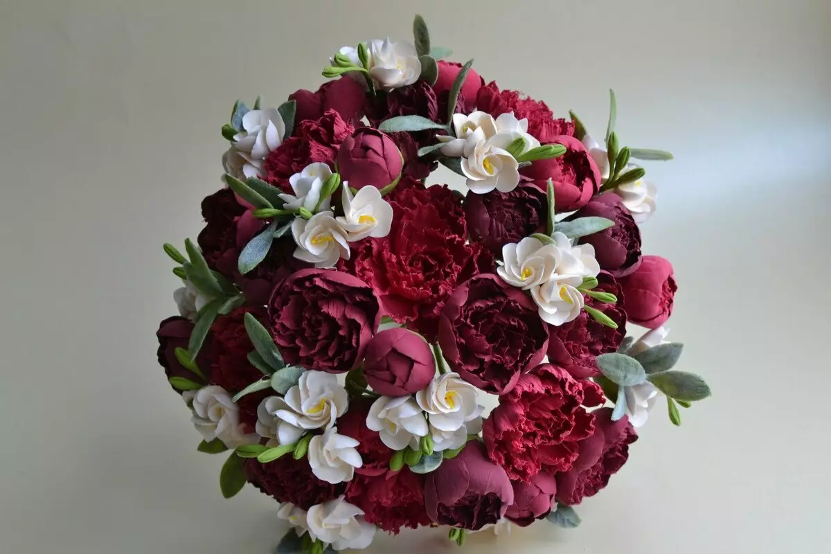 Marsala Color Bouquet para novia (62 fotos): Marsala Color Composiciones de boda en blanco combinado 7990_42