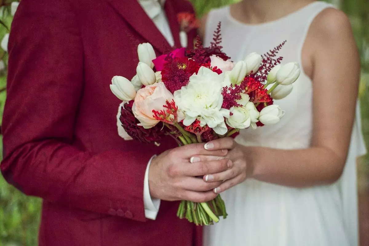 Marsala Color Bouquet voor bruid (62 foto's): Marsala Color Wedding Compositions in gecombineerd wit 7990_44