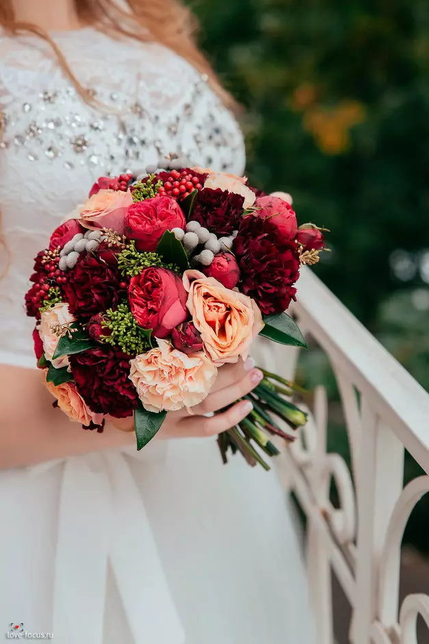 Marsala Color Bouquet voor bruid (62 foto's): Marsala Color Wedding Compositions in gecombineerd wit 7990_45