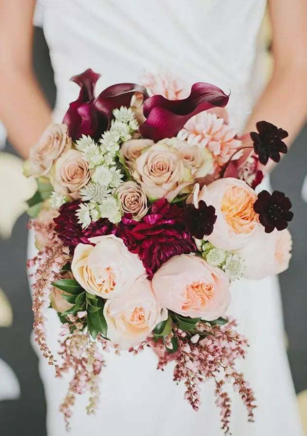 Marsala Color Bouquet voor bruid (62 foto's): Marsala Color Wedding Compositions in gecombineerd wit 7990_46