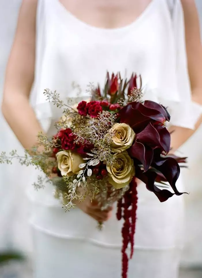 Marsala Color Bouquet voor bruid (62 foto's): Marsala Color Wedding Compositions in gecombineerd wit 7990_47