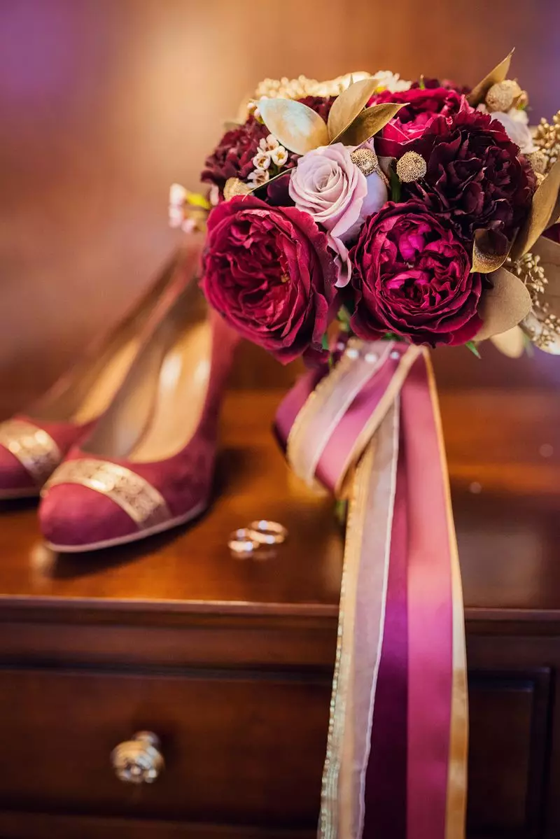 Marsala Color Bouquet voor bruid (62 foto's): Marsala Color Wedding Compositions in gecombineerd wit 7990_48