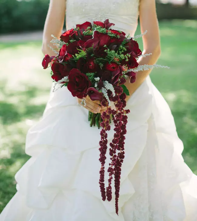 Marsala Color Bouquet voor bruid (62 foto's): Marsala Color Wedding Compositions in gecombineerd wit 7990_52