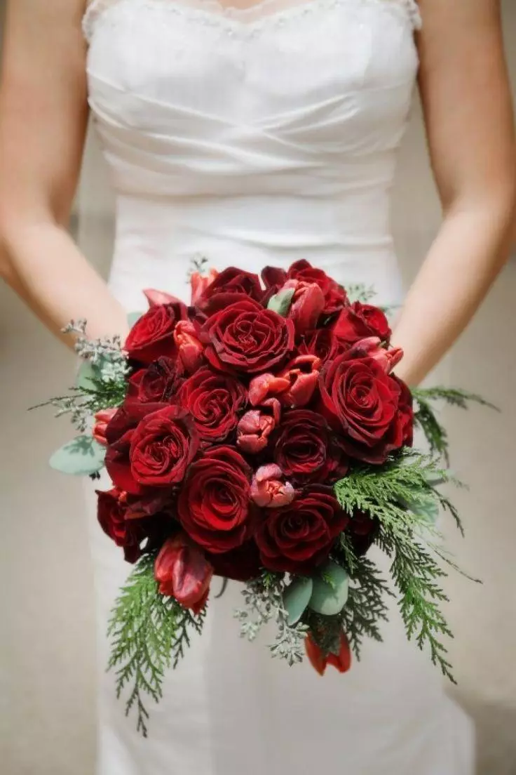 Marsala Color Bouquet para novia (62 fotos): Marsala Color Composiciones de boda en blanco combinado 7990_53