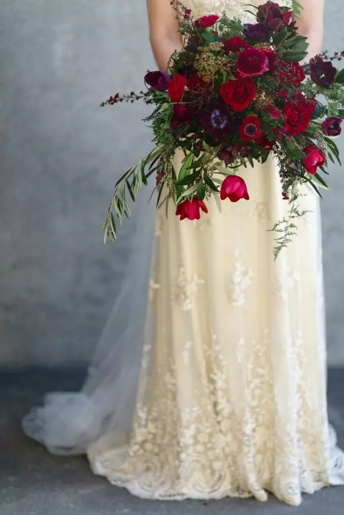 Marsala Color Bouquet voor bruid (62 foto's): Marsala Color Wedding Compositions in gecombineerd wit 7990_54
