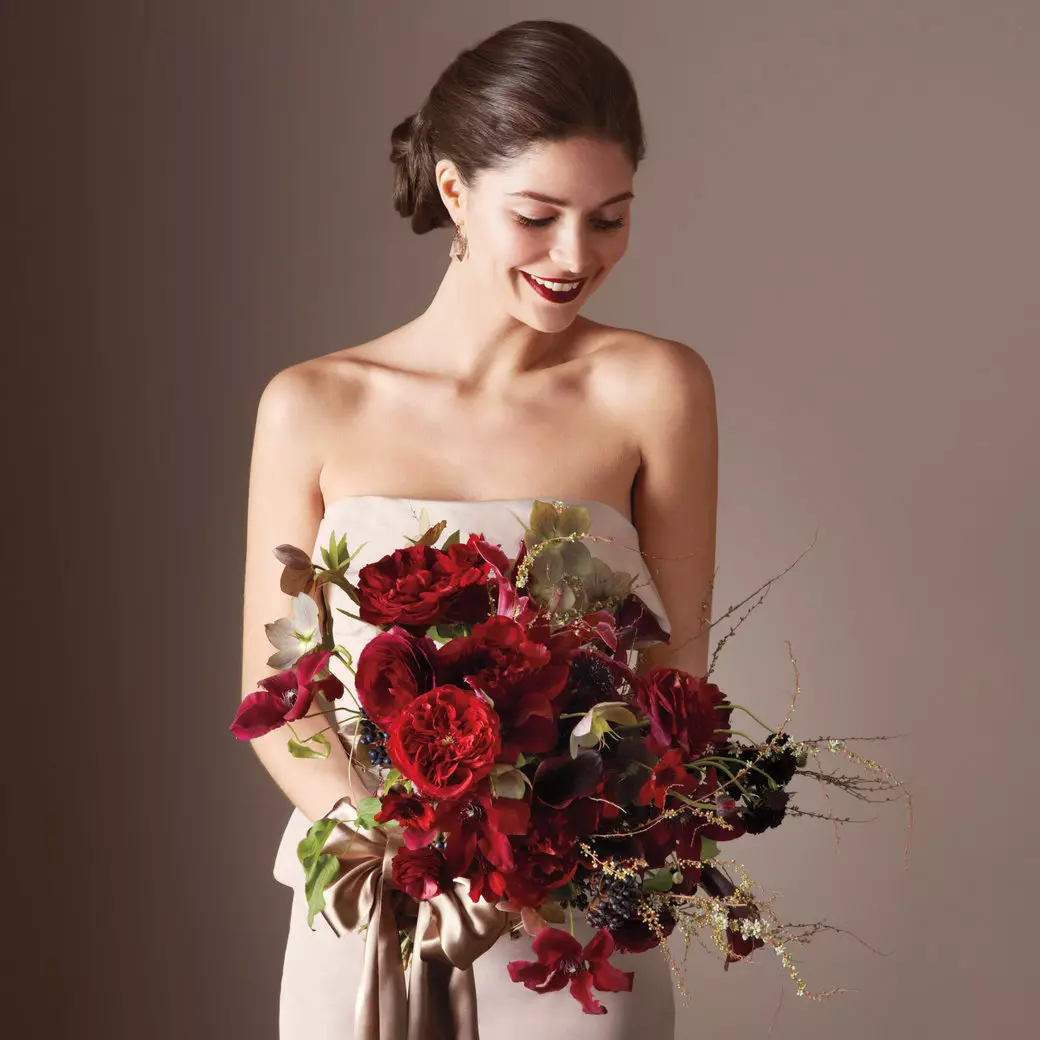 Marsala Color Bouquet para novia (62 fotos): Marsala Color Composiciones de boda en blanco combinado 7990_55