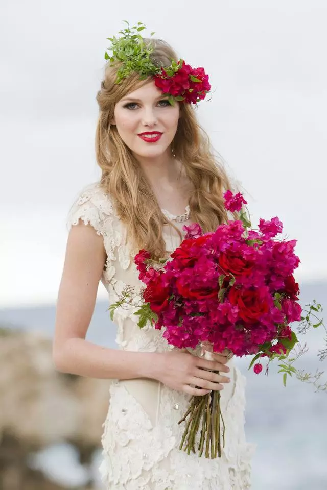 Marsala Color Bouquet para novia (62 fotos): Marsala Color Composiciones de boda en blanco combinado 7990_61